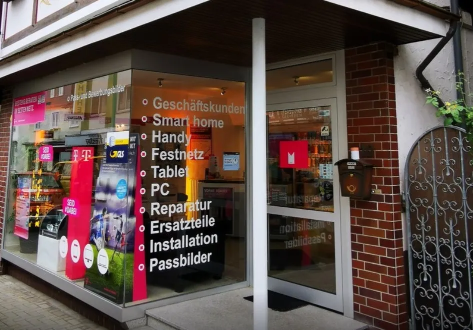 Ladenlokal für Telekommunikation mit Angeboten zu Handy, Festnetz, Smart Home und Reparatur.